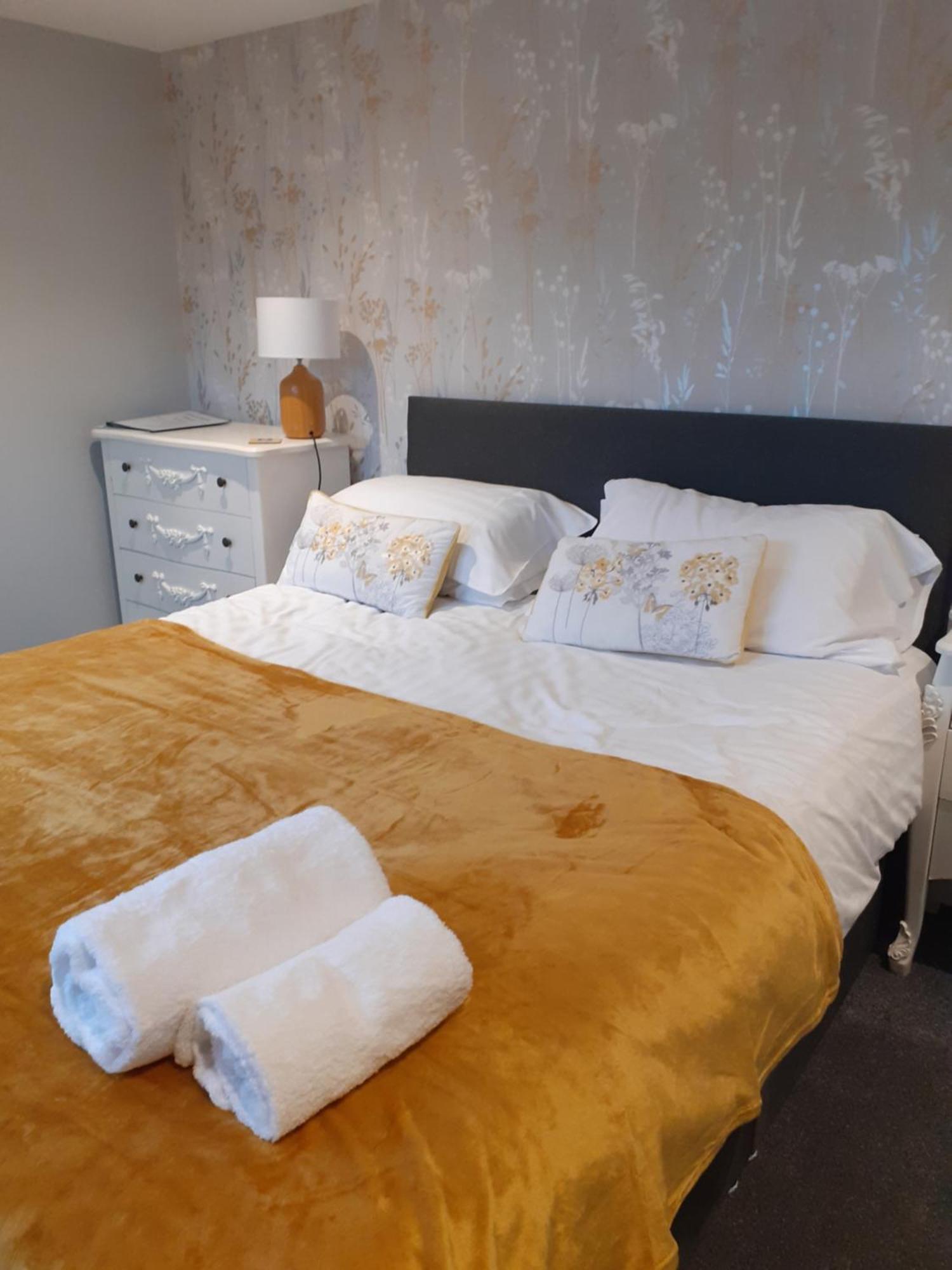 Crossroads House Hotel คาร์ลไอเอิล ภายนอก รูปภาพ