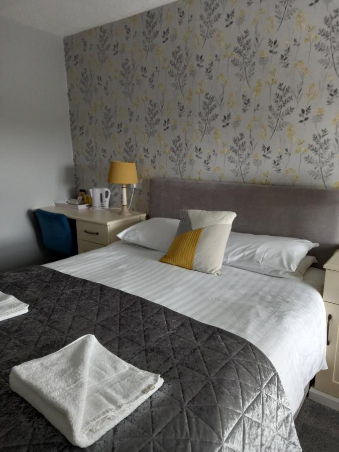 Crossroads House Hotel คาร์ลไอเอิล ภายนอก รูปภาพ