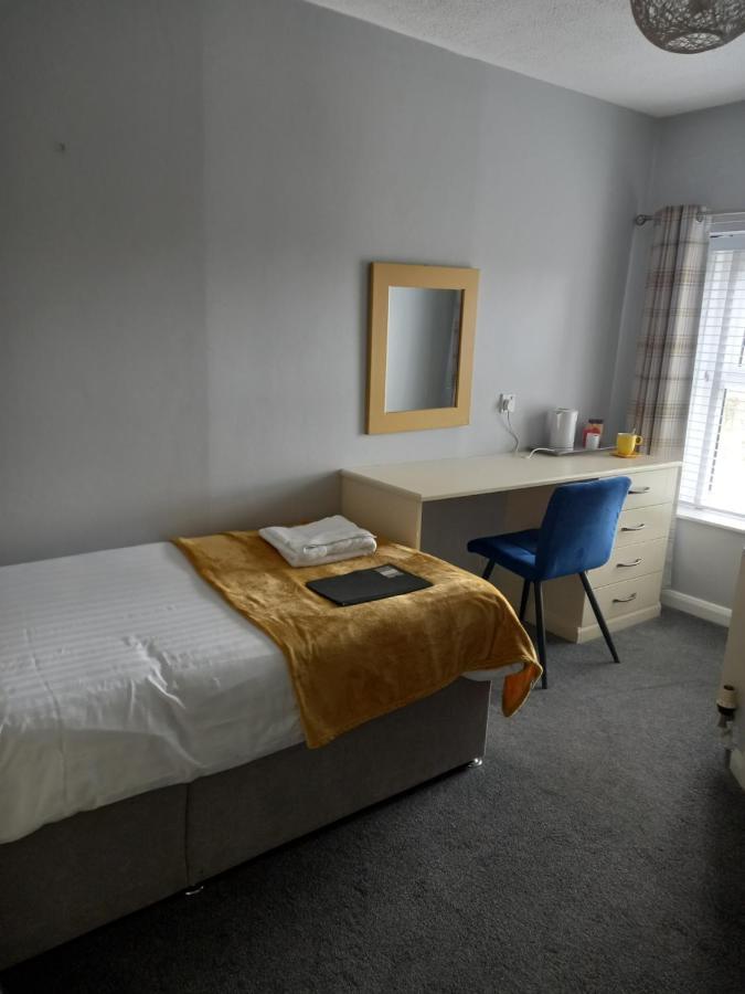 Crossroads House Hotel คาร์ลไอเอิล ภายนอก รูปภาพ