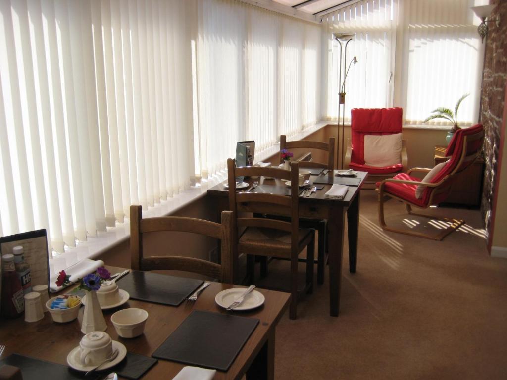 Crossroads House Hotel คาร์ลไอเอิล ภายนอก รูปภาพ