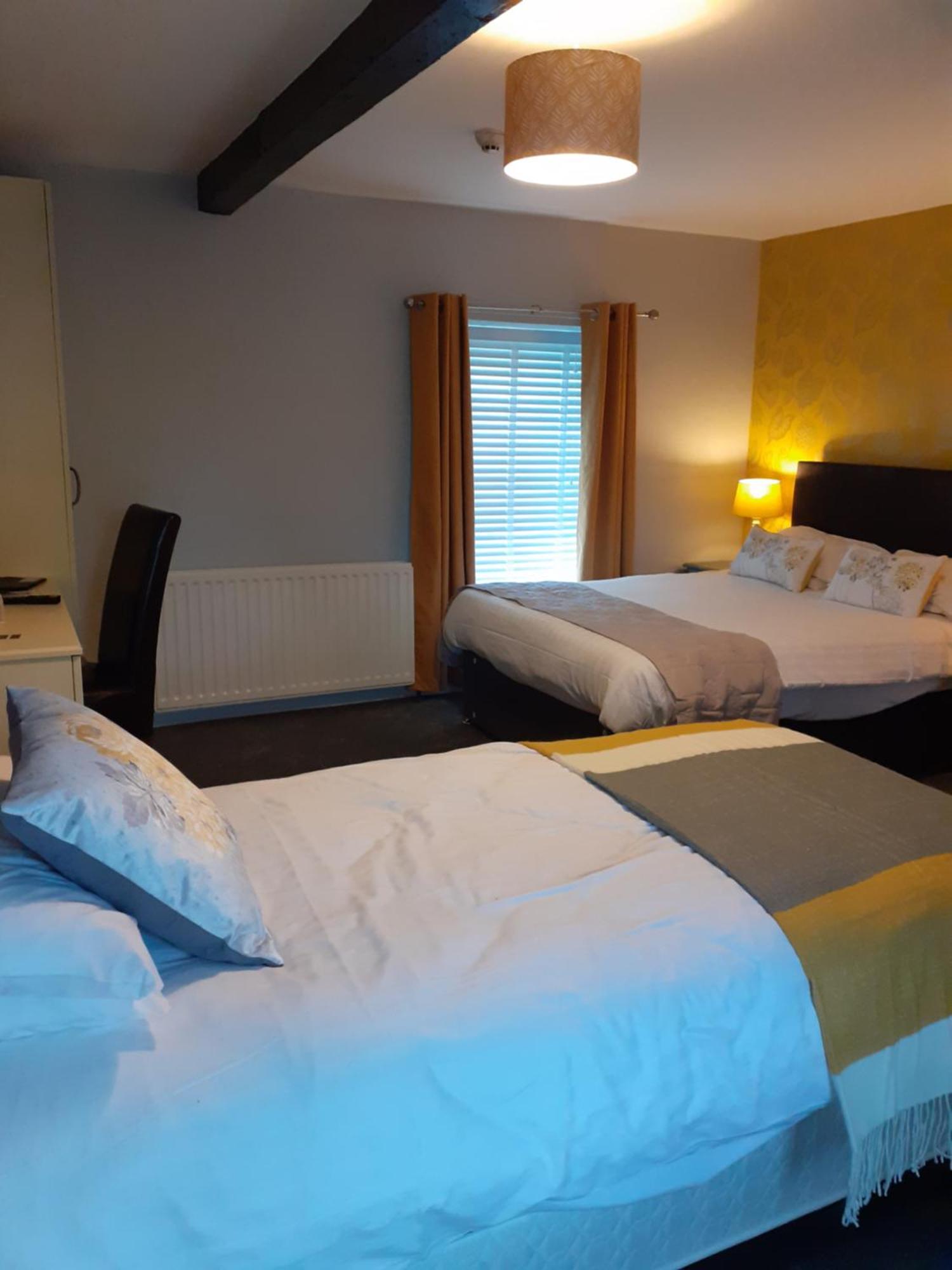 Crossroads House Hotel คาร์ลไอเอิล ภายนอก รูปภาพ