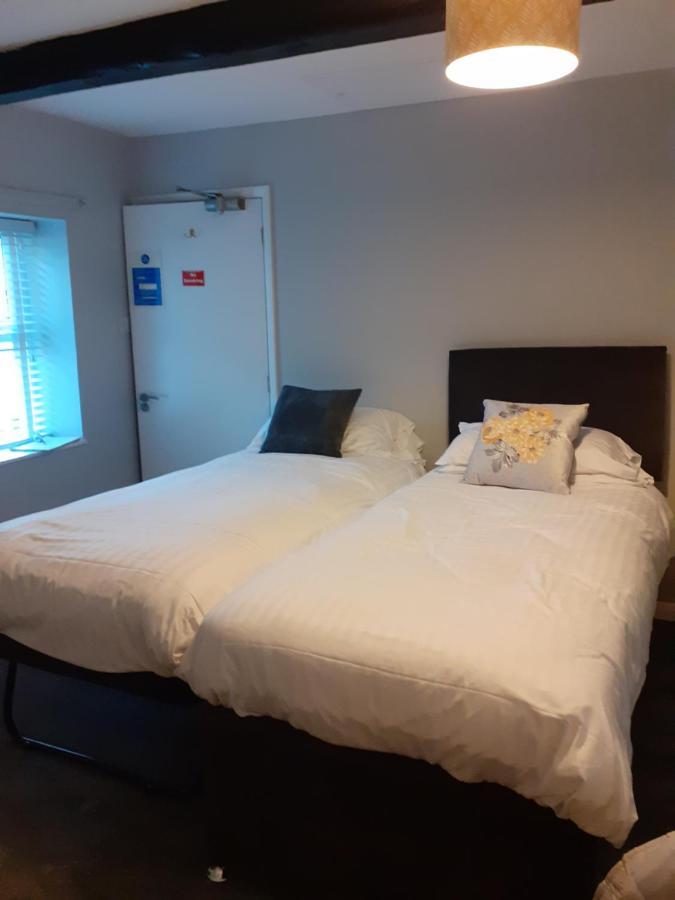 Crossroads House Hotel คาร์ลไอเอิล ภายนอก รูปภาพ